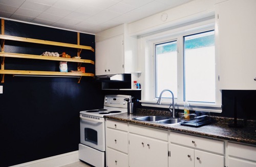 Winnipeg House | Cozy 2 Bedroom 1 Bathroom 10 minutes from downtown/free parking