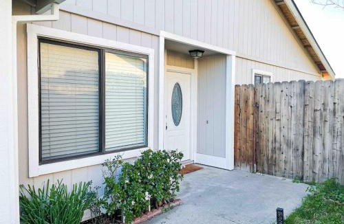North Highlands House | Cozy 2 bedroom 2 baths home