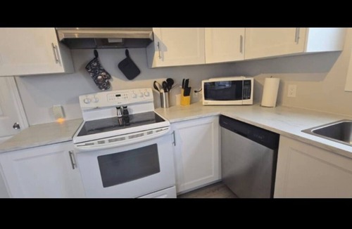 Cornwall House | Cozy 2-Bedroom Apartment