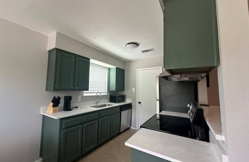 Central Arlington Apartment | Cozy 2-bedroom apartment in wonderful Arlington with WiFi, AC