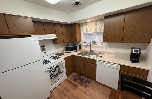La Salle Apartment | Cozy 2-Bedroom Apartment by Starved Rock