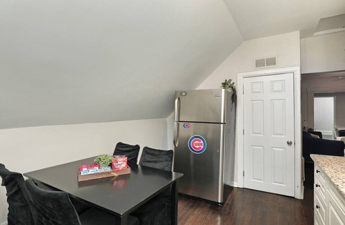 Lakeview Apartment | Cozy 2-Bedroom Apartment | Close to Wrigley