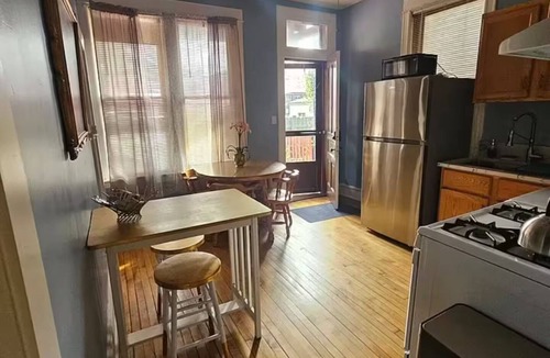 Heart of Chicago Apartment | Cozy 2-bedroom apartment in Pilsen Chicago