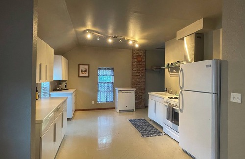 Warren Apartment | Cozy 2-bedroom apartment in Warren with AC, WiFi