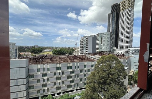 Parramatta CBD Apartment | Cozy 2-Bedroom Apt 6 minutes to Paramatta Train