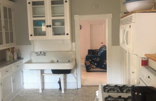 Utica House | Cozy 2-bedroom bungalow in peaceful Utica with AC