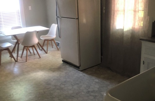 Utica House | Cozy 2-bedroom bungalow in peaceful Utica with AC