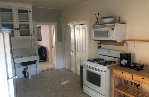 Utica House | Cozy 2-bedroom bungalow in peaceful Utica with AC