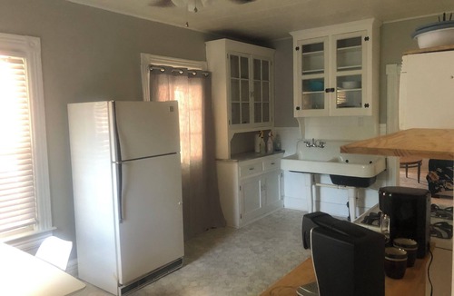 Utica House | Cozy 2-bedroom bungalow in peaceful Utica with AC