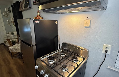 MLK House | Cozy 2-bedroom bungalow in tranquil Austin with music studio and fitness room