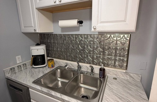MLK House | Cozy 2-bedroom bungalow in tranquil Austin with music studio and fitness room