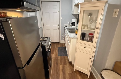 MLK House | Cozy 2-bedroom bungalow in tranquil Austin with music studio and fitness room