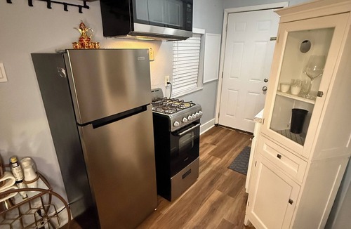 MLK House | Cozy 2-bedroom bungalow in tranquil Austin with music studio and fitness room