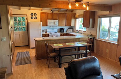Freeland Cabin | Cozy 2-bedroom cabin in charming Mutiny Bay