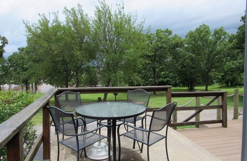 Mannford Cabin | Cozy 2-bedroom cabin in front of the lake!