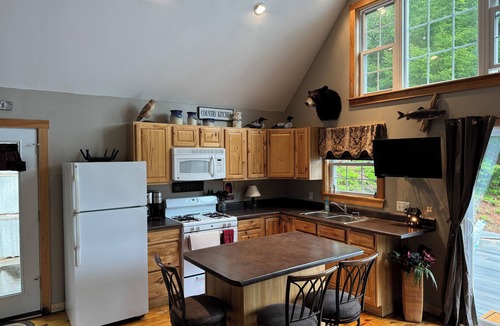 Eddington Cottage | Cozy 2-bedroom cabin in tranquil Clifton with WiFi Sleeps 5+ Kayaks for use
