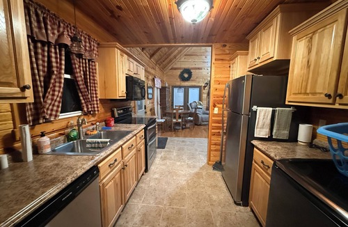 Dabolt Cabin | Cozy 2-bedroom cabin minutes from London, Ky and I75. Sleeps 6 with Koi pond.