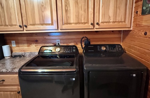 Dabolt Cabin | Cozy 2-bedroom cabin minutes from London, Ky and I75. Sleeps 6 with Koi pond.