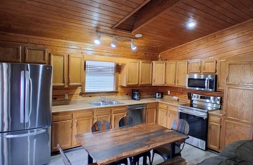Flippin Cabin | Cozy 2-bedroom cabin on the beautiful White River!