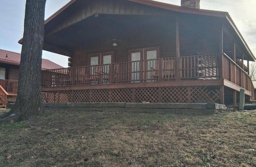 Flippin Cabin | Cozy 2-bedroom cabin on the beautiful White River!