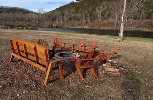 Flippin Cabin | Cozy 2-bedroom cabin on the beautiful White River!