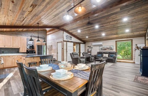 Golden Cabin | Cozy 2-bedroom cabin on beautiful Glover River in Broken Bow.
