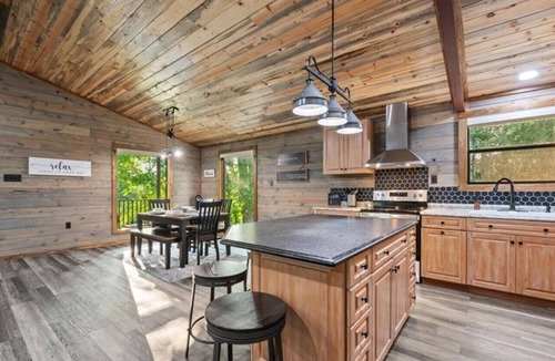 Golden Cabin | Cozy 2-bedroom cabin on beautiful Glover River in Broken Bow.