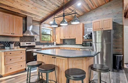 Golden Cabin | Cozy 2-bedroom cabin on beautiful Glover River in Broken Bow.
