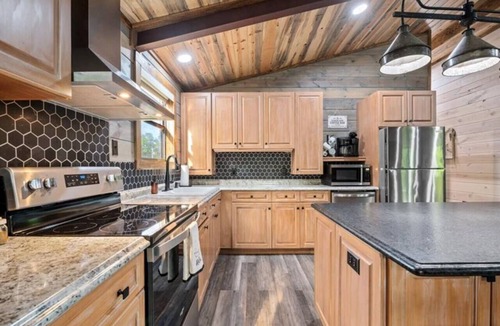 Golden Cabin | Cozy 2-bedroom cabin on beautiful Glover River in Broken Bow.