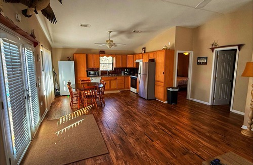 Doyline Cabin | Cozy 2-bedroom cabin with WiFi, AC in tranquil Doyline