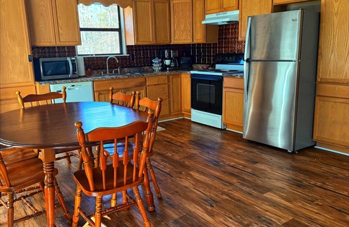 Doyline Cabin | Cozy 2-bedroom cabin with WiFi, AC in tranquil Doyline