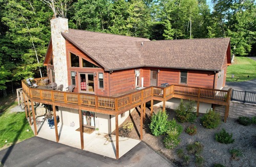 Old Town Cabin | Cozy 2-bedroom cabin with lots of room, AC and WiFi near the Blue Ridge Parkway.