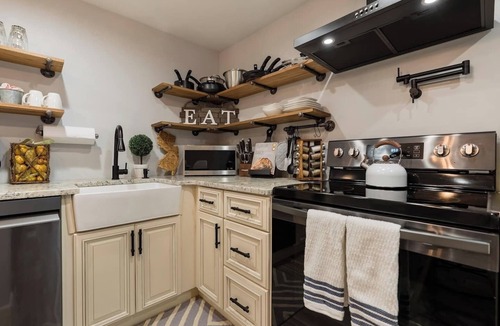 Bellmawr Apartment | Cozy 2 Bedroom Close To Philly