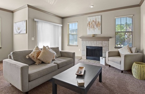 Grogan's Mill Apartment | Cozy 2 bedroom Condo in The Woodlands
