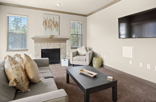 Grogan's Mill Apartment | Cozy 2 bedroom Condo in The Woodlands