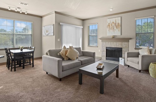 Grogan's Mill Apartment | Cozy 2 bedroom Condo in The Woodlands