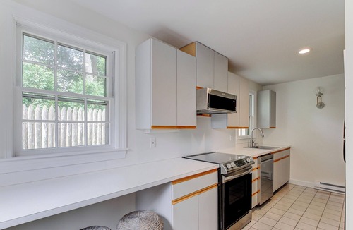 Top of the Hill Condo | Cozy 2-bedroom Condo-Walk to beach and downtown with off-street parking and AC