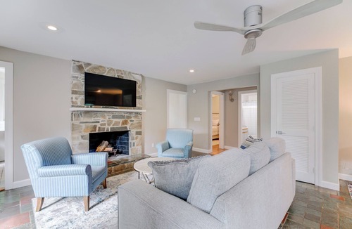 Top of the Hill Condo | Cozy 2-bedroom Condo-Walk to beach and downtown with off-street parking and AC