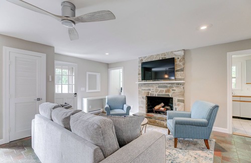 Top of the Hill Condo | Cozy 2-bedroom Condo-Walk to beach and downtown with off-street parking and AC