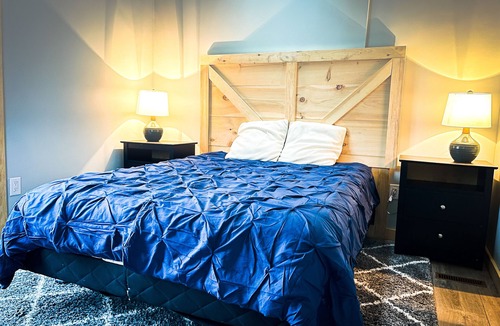 Wasaga Beach House | Cozy 2 Bedroom Cottage - Steps to quiet beach, ice cream, mini putt, casino