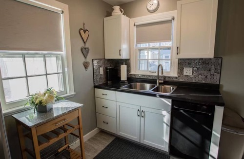 Grand Island Cottage | Cozy 2-bedroom cottage in charming Grand Island with WiFi, AC