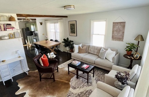 Lee's Summit Cottage | Cozy 2-bedroom cottage in beautiful Lee's Summit. Easy walking to downtown!
