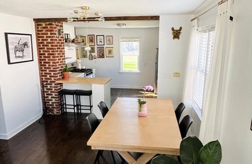 Lee's Summit Cottage | Cozy 2-bedroom cottage in beautiful Lee's Summit. Easy walking to downtown!