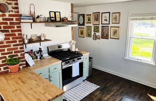 Lee's Summit Cottage | Cozy 2-bedroom cottage in beautiful Lee's Summit. Easy walking to downtown!