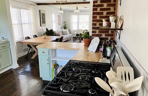 Lee's Summit Cottage | Cozy 2-bedroom cottage in beautiful Lee's Summit. Easy walking to downtown!