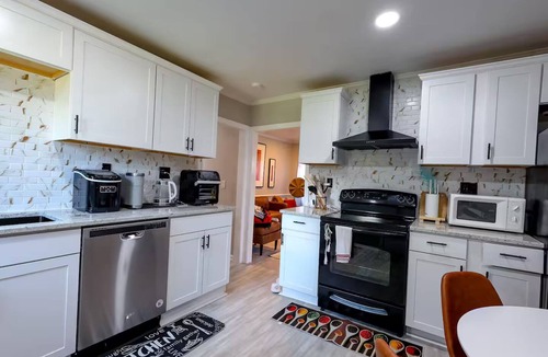 Greensboro House | Cozy 2-bedroom Cottage; walk to UNCG