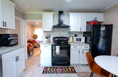 Greensboro House | Cozy 2-bedroom Cottage; walk to UNCG