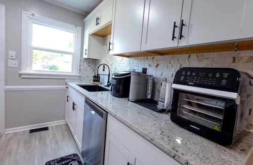 Greensboro House | Cozy 2-bedroom Cottage; walk to UNCG