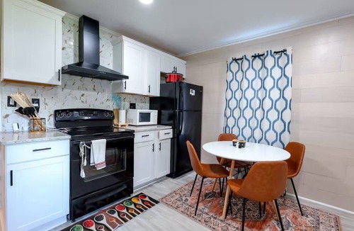 Greensboro House | Cozy 2-bedroom Cottage; walk to UNCG