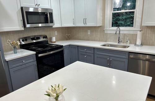 Jamestown Shores Cottage | Cozy 2-bedroom cottage in tranquil Jamestown with AC